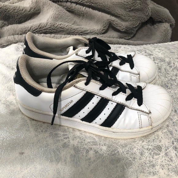 ⭐️5/$25⭐️ Kids Adidas Superstars gym shoe Sz. 2 - Picture 2 of 8